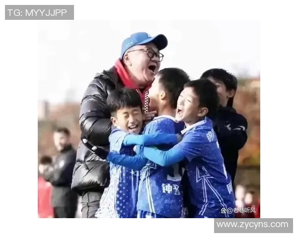 小孩与足球明星亲密互动瞬间感动无数球迷的温馨视频分享