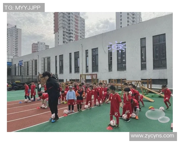 当足球明星携手孩子共度快乐时光探索亲子互动与运动乐趣 当足球明星携手孩子共度快乐时光探索亲子互动与运动乐趣